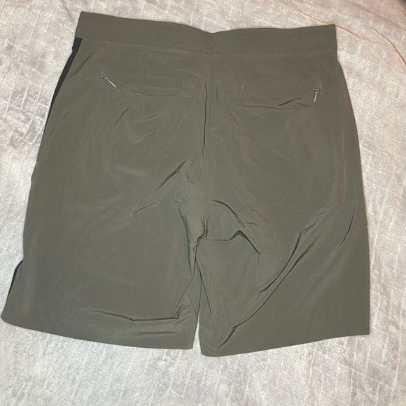 Athleta Women's Bermuda Green Stretch Shorts Size 8 - Picture 3 of 5